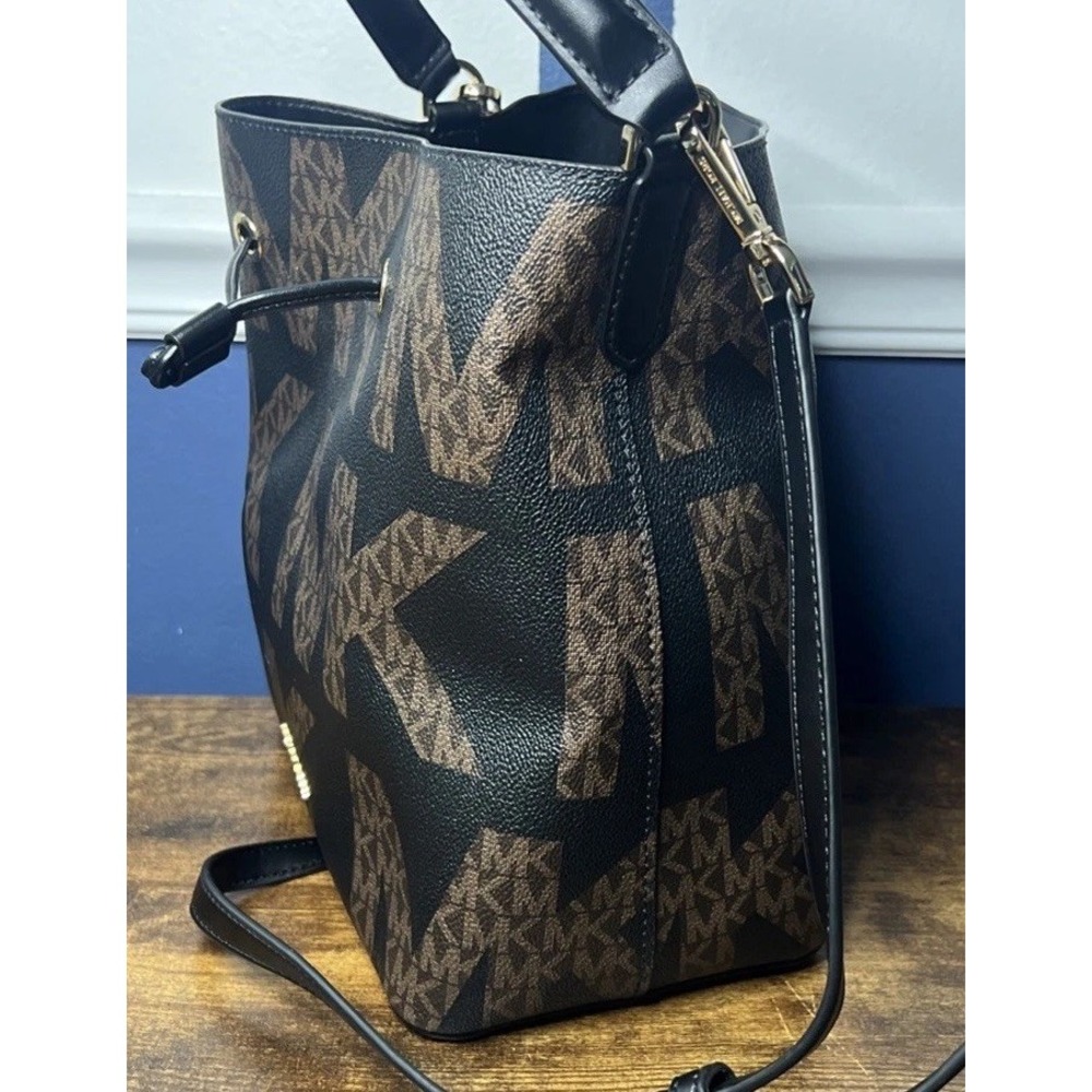 MICHAEL KORS SURI MEDIUM BUCKET CROSSBODY/SHOULDER BAG GRAPHIC BROWN BLACK LOGO - Picture 5 of 8